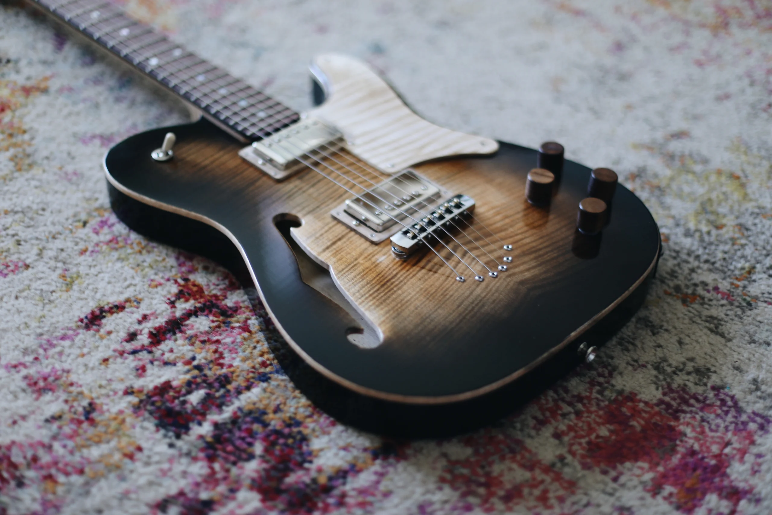 Clarus AS | Tobacco Burst — detail